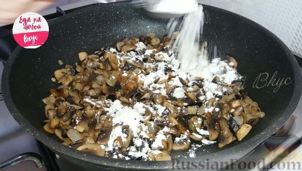 Фото приготовления рецепта: Сочный кабачковый рулет с грибной начинкой - шаг №9