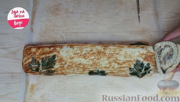 Фото приготовления рецепта: Сочный кабачковый рулет с грибной начинкой - шаг №13