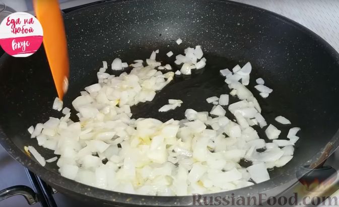 Фото приготовления рецепта: Сочный кабачковый рулет с грибной начинкой - шаг №7