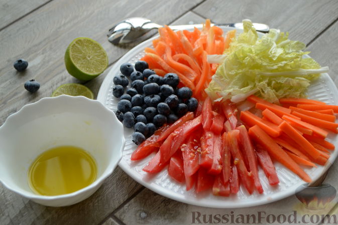 Фото к рецепту: Овощной салат "Радуга" с голубикой