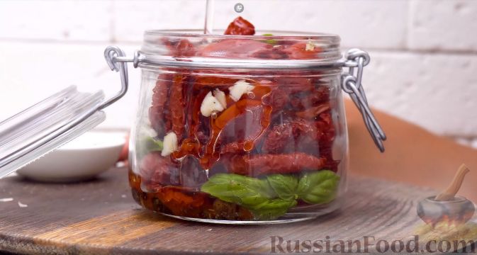Фото приготовления рецепта: Вяленые помидоры в духовке - шаг №4