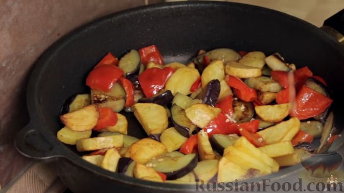 Фото приготовления рецепта: Чисанчи (закуска из баклажанов с картофелем и перцем, по-китайски) - шаг №11