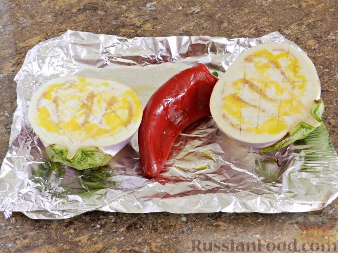 Фото приготовления рецепта: Запечённые баклажаны с сыром и болгарским перцем - шаг №2