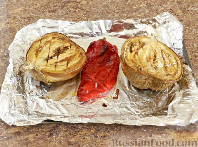 Фото приготовления рецепта: Запечённые баклажаны с сыром и болгарским перцем - шаг №3