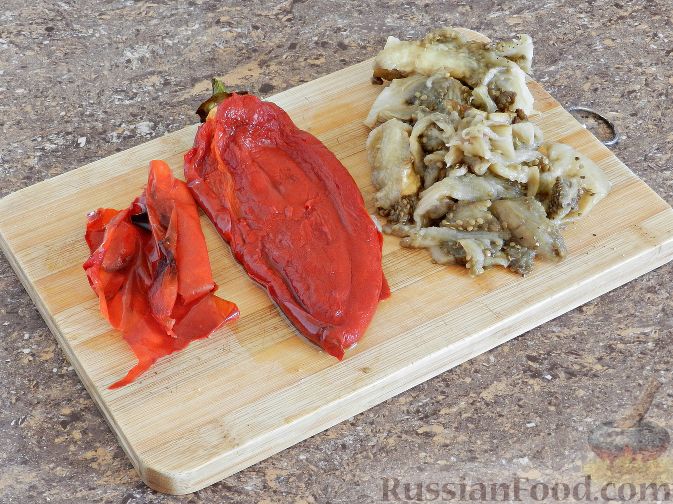 Фото приготовления рецепта: Запечённые баклажаны с сыром и болгарским перцем - шаг №5