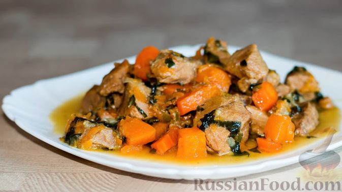Фото приготовления рецепта: Жареная картошка с курицей и салом - шаг №13