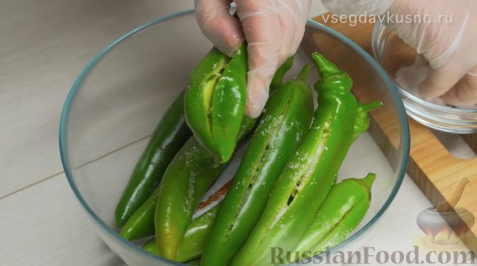 Фото приготовления рецепта: Кимчи из зелёного острого перца - шаг №3