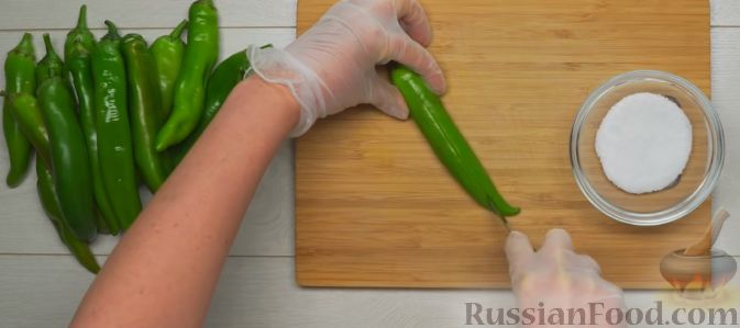 Фото приготовления рецепта: Кимчи из зелёного острого перца - шаг №2