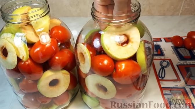 Фото приготовления рецепта: Помидоры с яблоками на зиму (без уксуса, лимонной кислоты, аспирина) - шаг №5