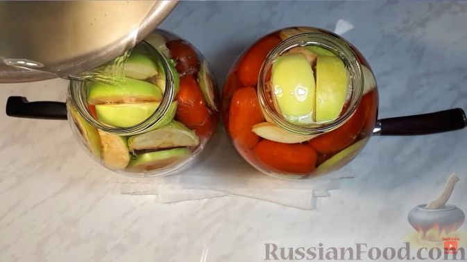 Фото приготовления рецепта: Помидоры с яблоками на зиму (без уксуса, лимонной кислоты, аспирина) - шаг №6