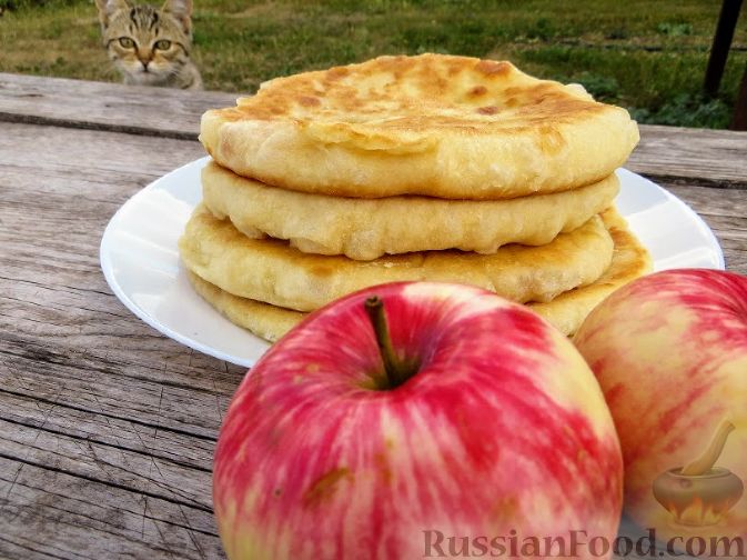 Фото к рецепту: Пышные лепешки на кефире, с карамелизированными яблоками