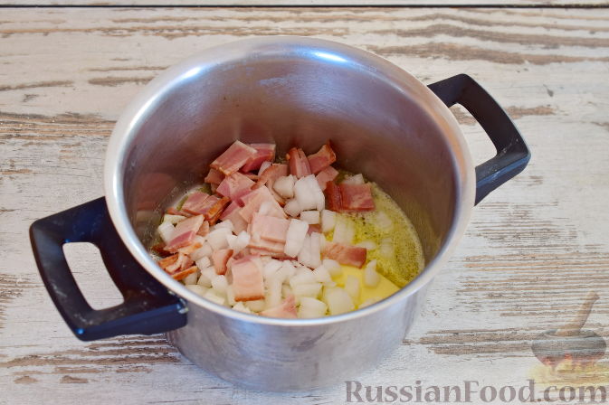 Фото приготовления рецепта: Ирландский суп с капустой и беконом - шаг №6