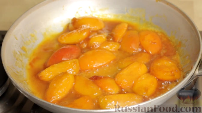 Фото приготовления рецепта: Муссовый карамельный торт c абрикосами - шаг №20