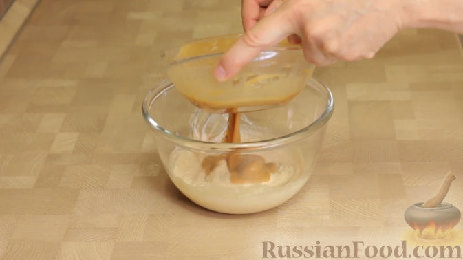 Фото приготовления рецепта: Муссовый карамельный торт c абрикосами - шаг №26