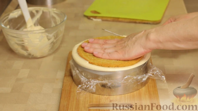 Фото приготовления рецепта: Муссовый карамельный торт c абрикосами - шаг №32