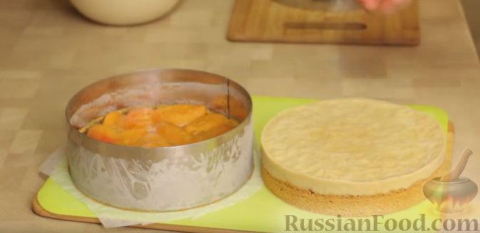 Фото приготовления рецепта: Муссовый карамельный торт c абрикосами - шаг №30