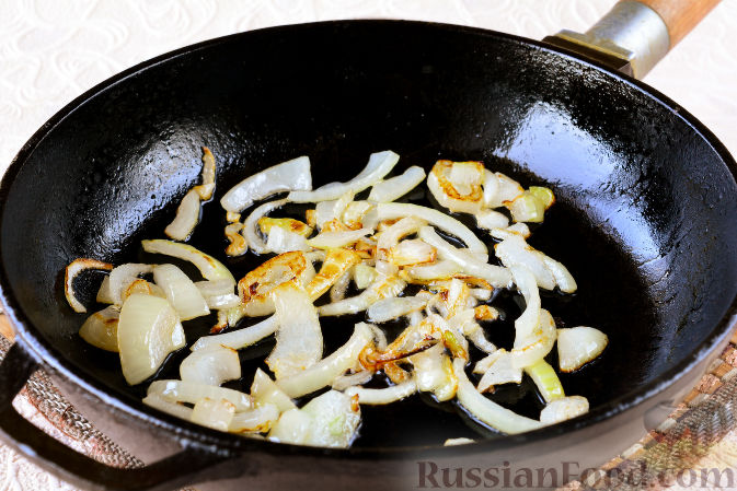 Фото приготовления рецепта: Салат с рыбными консервами и баклажанами - шаг №3