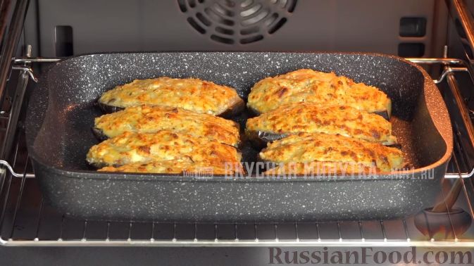 Фото приготовления рецепта: Баклажаны, фаршированные сыром и хлебом - шаг №7