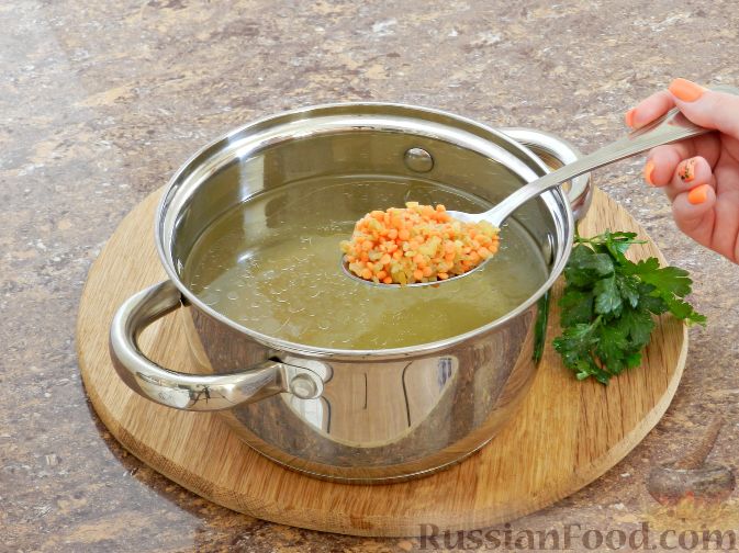 Фото приготовления рецепта: Суп с булгуром и чечевицей - шаг №2