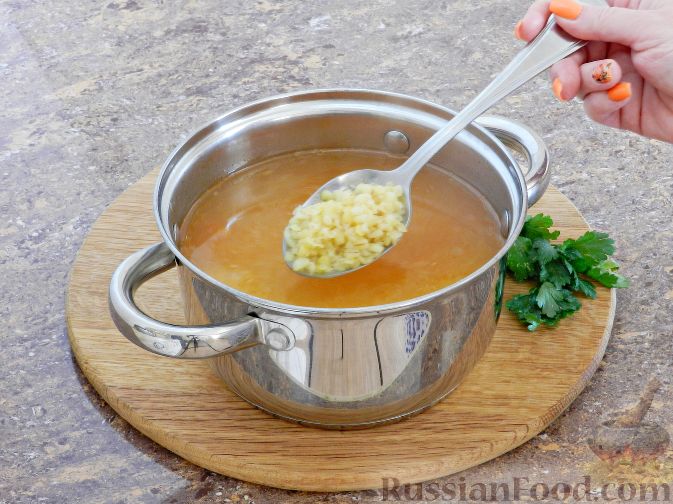 Фото приготовления рецепта: Суп с булгуром и чечевицей - шаг №3