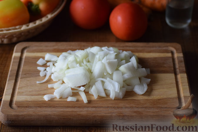Фото приготовления рецепта: Овощной салат с перловкой на зиму - шаг №3