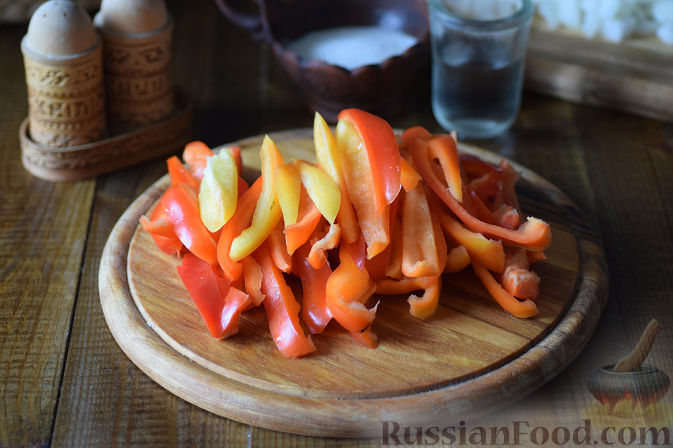 Фото приготовления рецепта: Овощной салат с перловкой на зиму - шаг №5