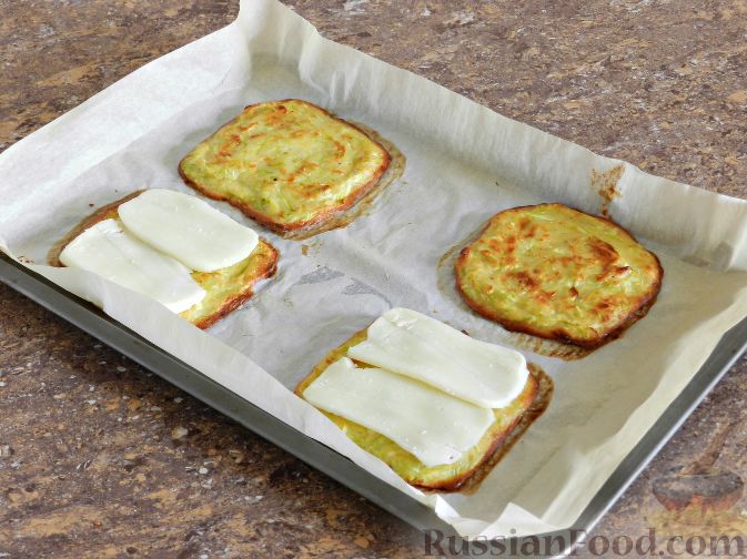 Фото приготовления рецепта: Сэндвичи из кабачка с сыром - шаг №8