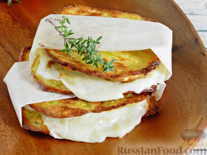Фото приготовления рецепта: Сэндвичи из кабачка с сыром - шаг №10