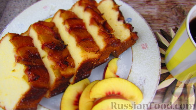 Фото к рецепту: Йогуртовый кекс с персиками