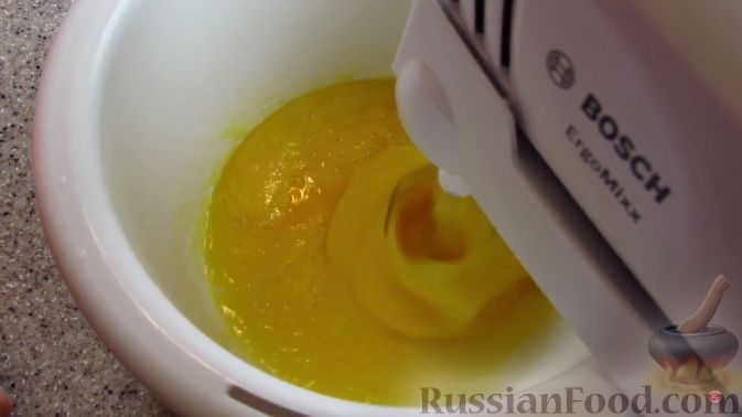 Фото приготовления рецепта: Йогуртовый кекс с персиками - шаг №5