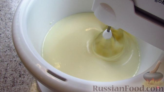 Фото приготовления рецепта: Йогуртовый кекс с персиками - шаг №7