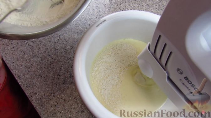 Фото приготовления рецепта: Йогуртовый кекс с персиками - шаг №9