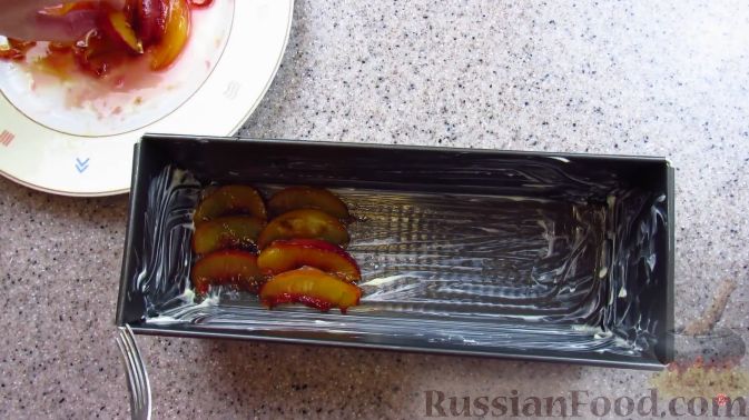 Фото приготовления рецепта: Йогуртовый кекс с персиками - шаг №10