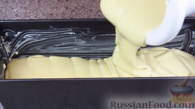 Фото приготовления рецепта: Йогуртовый кекс с персиками - шаг №11