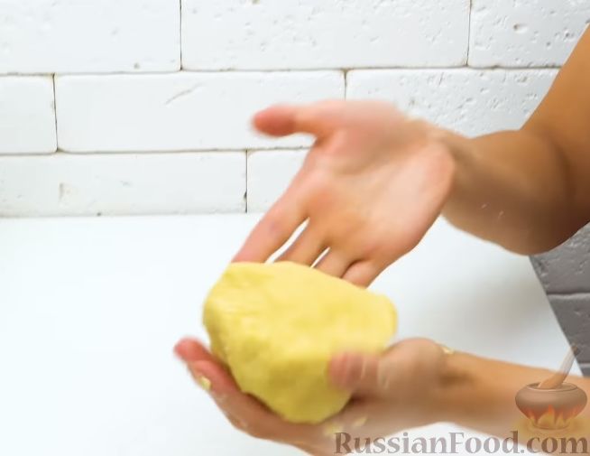 Фото приготовления рецепта: Торт из хлеба, со сметанным кремом и ананасами (без выпечки) - шаг №3