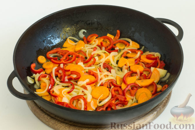 Фото приготовления рецепта: Овощное рагу с грибами, в сметанно-сырном соусе - шаг №4