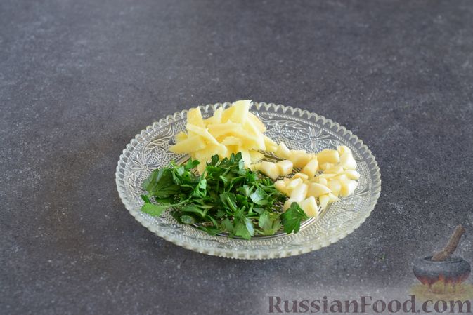Фото приготовления рецепта: Слоёный салат с крабовыми палочками, ветчиной, сыром, яблоком и арахисом - шаг №7