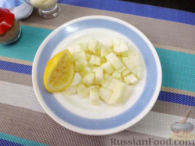 Фото приготовления рецепта: Мясной салат  "Куртизанка" с грушей и яблоком - шаг №3