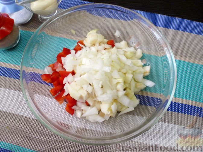 Фото приготовления рецепта: Мясной салат  "Куртизанка" с грушей и яблоком - шаг №7