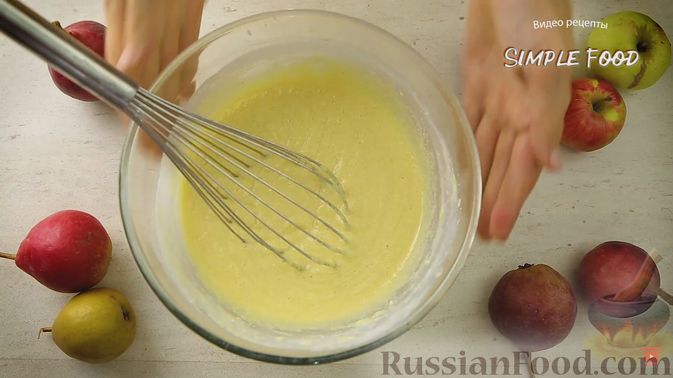Фото приготовления рецепта: Кукурузно-манный пирог с грушами (без яиц) - шаг №4
