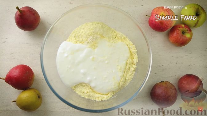 Фото приготовления рецепта: Кукурузно-манный пирог с грушами (без яиц) - шаг №3