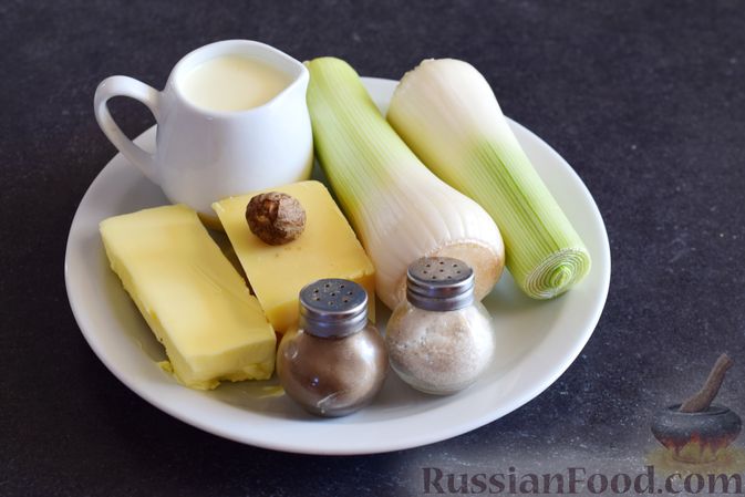 Фото приготовления рецепта: Слоёный салат с крабовыми палочками, ветчиной, сыром, яблоком и арахисом - шаг №10