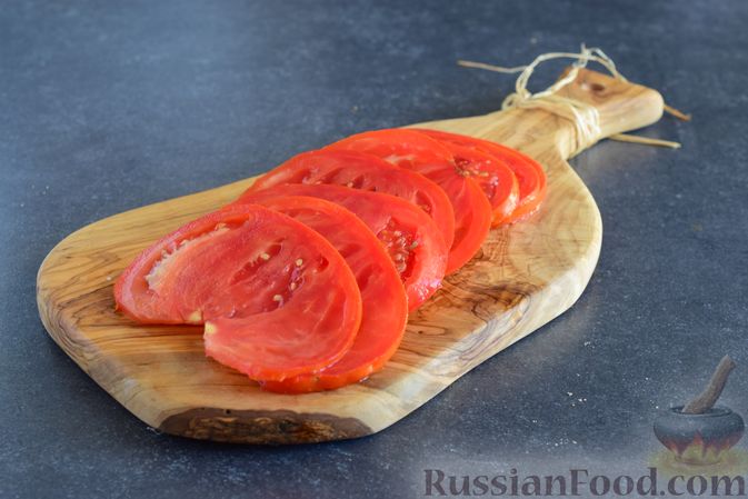 Фото приготовления рецепта: Закуска из батона с ветчиной и помидорами - шаг №4