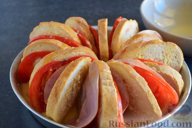Фото приготовления рецепта: Закуска из батона с ветчиной и помидорами - шаг №9