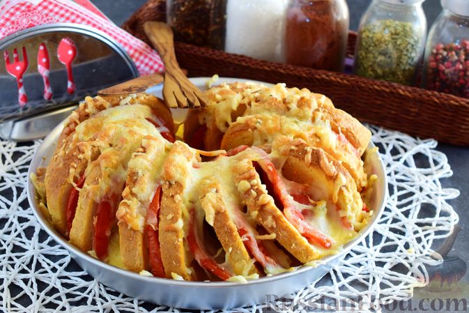 Фото приготовления рецепта: Закуска из батона с ветчиной и помидорами - шаг №11