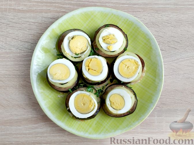 Фото приготовления рецепта: Овощная закуска "Башенки" с яйцом - шаг №9