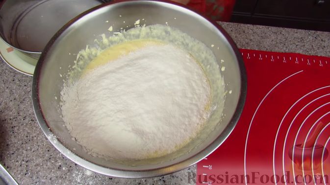 Фото приготовления рецепта: Пирог с творогом и сливами - шаг №4