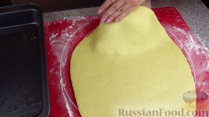 Фото приготовления рецепта: Пирог с творогом и сливами - шаг №9