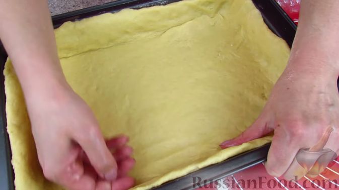 Фото приготовления рецепта: Пирог с творогом и сливами - шаг №10