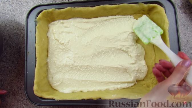 Фото приготовления рецепта: Пирог с творогом и сливами - шаг №11